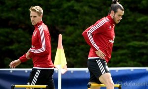 David-Edwards-and-Gareth-Bale-Wales-World-Cup-qualifiers